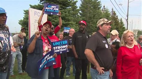Auto workers leader slams companies for slow bargaining, files labor complaint with government